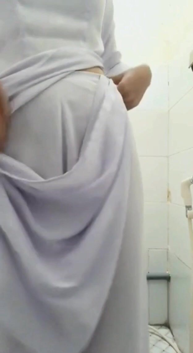 Nứng lồn em học sinh vào wc trường thủ dâm